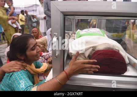 LAKHIMPUR KHERI, INDIA - 4 OTTOBRE: I membri della famiglia degli agricoltori si riuniscono per piangere la morte di quattro agricoltori sono stati uccisi a Tikunia il 4 ottobre 2021 a Lakhimpur Kheri, India. Il governo dell'Utttar Pradesh lunedì ha sospeso i servizi Internet e ha impedito ai politici di entrare in Tikonia a Lakhimpur Kheri, dove otto persone sono state uccise in un'escalation mortale di una manifestazione di un anno contro le controverse leggi agricole. I manifestanti hanno sostenuto che un'auto del convoglio del figlio del ministro dell'Unione Ajay Mishra Teni ha corso sui manifestanti. I quattro lavoratori del BJP sono stati picchiati dal prote Foto Stock