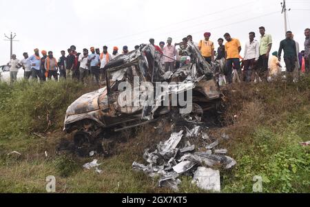 LAKHIMPUR KHERI, INDIA - 4 OTTOBRE: Uno dei SUV che presumibilmente correva sopra gli agricoltori e li ha uccisi, è stato messo in assalire da una folla arrabbiata a Tikunia il 4 ottobre 2021 a Lakhimpur Kheri, India. Il governo dell'Utttar Pradesh lunedì ha sospeso i servizi Internet e ha impedito ai politici di entrare in Tikonia a Lakhimpur Kheri, dove otto persone sono state uccise in un'escalation mortale di una manifestazione di un anno contro le controverse leggi agricole. I manifestanti hanno sostenuto che un'auto del convoglio del figlio del ministro dell'Unione Ajay Mishra Teni ha corso sui manifestanti. I quattro lavoratori del BJP sono stati Foto Stock