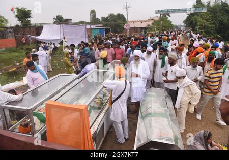 LAKHIMPUR KHERI, INDIA - 4 OTTOBRE: I membri della famiglia degli agricoltori si riuniscono per piangere la morte di quattro agricoltori sono stati uccisi a Tikunia il 4 ottobre 2021 a Lakhimpur Kheri, India. Il governo dell'Utttar Pradesh lunedì ha sospeso i servizi Internet e ha impedito ai politici di entrare in Tikonia a Lakhimpur Kheri, dove otto persone sono state uccise in un'escalation mortale di una manifestazione di un anno contro le controverse leggi agricole. I manifestanti hanno sostenuto che un'auto del convoglio del figlio del ministro dell'Unione Ajay Mishra Teni ha corso sui manifestanti. I quattro lavoratori del BJP sono stati picchiati dal prote Foto Stock