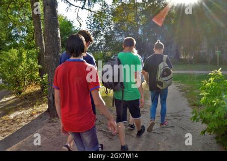 Kovrov, Russia. 12 agosto 2017. Gli adolescenti camminano lungo il cortile con un edificio di appartamenti a cinque piani Foto Stock