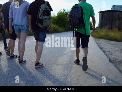 Kovrov, Russia. 12 agosto 2017. Ragazzi che camminano lungo la strada Foto Stock