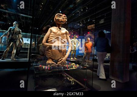 ET Character e altri film Sci-Fi esposti all'Academy Museum of Motion Pictures di Los Angeles, California Foto Stock