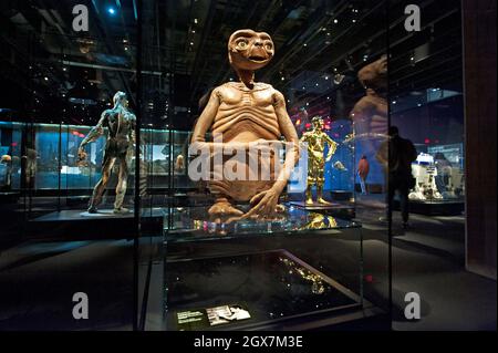 ET Character e altri film Sci-Fi esposti all'Academy Museum of Motion Pictures di Los Angeles, California Foto Stock