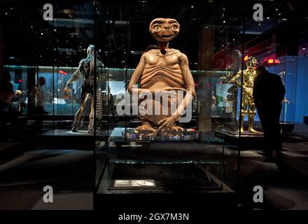 ET Character e altri film Sci-Fi esposti all'Academy Museum of Motion Pictures di Los Angeles, California Foto Stock