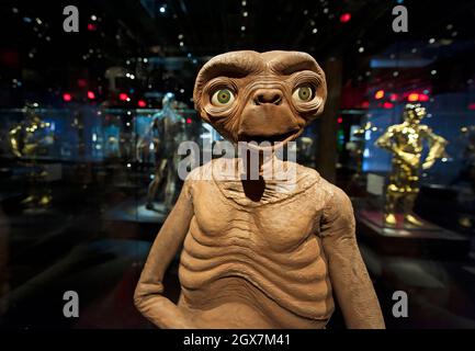 ET Character e altri film Sci-Fi esposti all'Academy Museum of Motion Pictures di Los Angeles, California Foto Stock