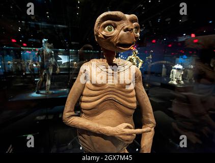 ET Character e altri film Sci-Fi esposti all'Academy Museum of Motion Pictures di Los Angeles, California Foto Stock