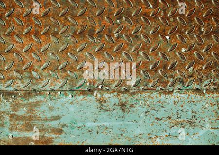 Superficie metallica antislittamento vecchia corrosa come sfondo Foto Stock