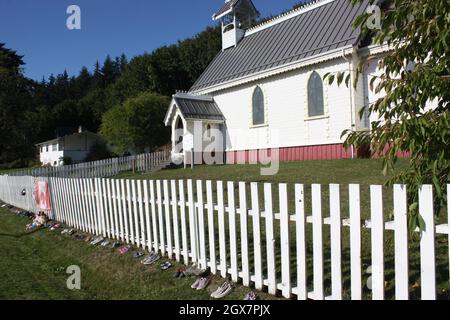 Proteste circa le morti della scuola residenziale scoperte in 2021 fuori della chiesa di Cristo, Alert Bay, isola di Cormorant Foto Stock