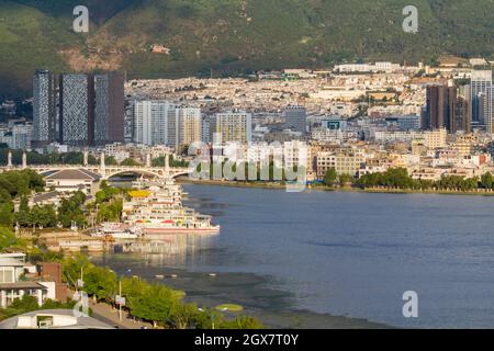 Città di Dali (Xiaguan) sul lago di erhai, Yunnan Cina. Foto Stock