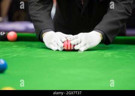 Arbitro snooker impostare la palla per il nuovo gioco Foto Stock