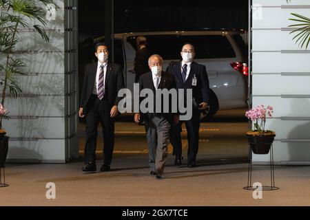 Suzuki Shunichi, Ministro delle Finanze, arriva al primo Ufficio dei primi Ministri giapponesi (Kantei) prima della prima riunione del Gabinetto del nuovo primo Ministro Kishida Fumio. Tokyo, 4 ottobre 2021. Credit: Stanislav Kogiku/AFLO/Alamy Live News Foto Stock