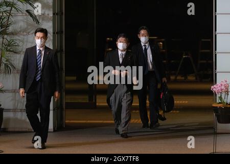 Motegi Toshimitsu, Ministro degli Esteri, arriva presso il primo Ufficio dei Ministri giapponesi (Kantei) prima della prima riunione del Gabinetto del nuovo primo Ministro Kishida Fumio. Tokyo, 4 ottobre 2021. Credit: Stanislav Kogiku/AFLO/Alamy Live News Foto Stock