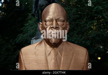 New York, Stati Uniti. 2 ottobre 2021. Un busto di politico e attivista John Lewis accompagna statue di vittime della brutalità della polizia, George Floyd e Breonna Taylor in Union Square di Manhattan. Il busto di George Floyd fu spostato da Flatbush, un quartiere di Brooklyn come mostra continua dopo la celebrazione del Giunettesimo all'inizio dell'anno. Credit: SOPA Images Limited/Alamy Live News Foto Stock