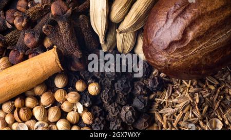 varie spezie utilizzate per la cucina, semplici ingredienti di garam masala indiani, comune miscela di spezie nelle cucine sud-asiatiche, macro Foto Stock