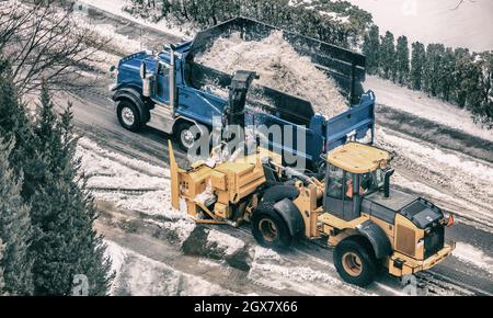 Spazzaneve camion pulizia città strada rimozione neve con spazzaneve, spazzaneve, camion per attrezzature pesanti Foto Stock