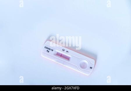 Cassetta per test antigene rapido per l'isolato Covid-19 con risultato negativo. Attrezzatura da laboratorio messa su sfondo Foto Stock