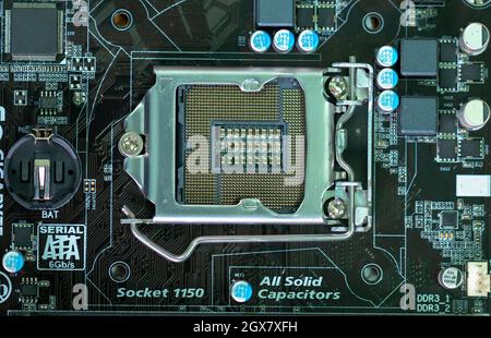 Complessi circuiti elettronici su scheda madre di computer, un potente processore per computer e una moderna scheda madre. Foto Stock