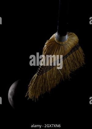 "Volando scabola con Luna" Foto Stock