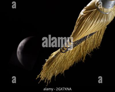 "Volando scabola con Luna" Foto Stock