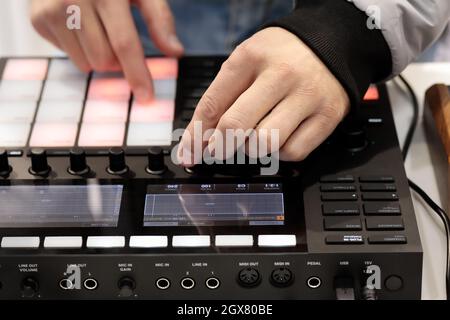 DJ mixare e riprodurre musica utilizzando il controller MIDI. Messa a fuoco selettiva. Foto Stock