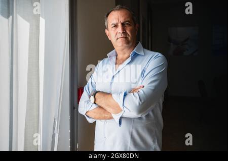 Luigi De Magistris visto posare per foto durante un'intervista stampa. Candidati alla carica di governatore regionale, Amalia Bruni (PD; Partito democratico), Roberto Occhiuto (Fi, forza Italia), Mario Oliverio (candidato indipendente), Luigi De Magistris (candidato indipendente) ha incontrato i segretari generali delle maggiori unioni italiane, Angelo Sposto (Cgil), Tonino Russo (Cisl) e Santo Biondo (Uil), per discutere i loro approcci e soluzioni alle principali tematiche di regionís. Foto Stock