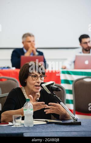 Lamezia Terme, Italia. 20 Settembre 2021. Amalia Bruni (PD) ha visto parlare durante il dibattito. Candidati alla carica di governatore regionale, Amalia Bruni (PD; Partito democratico), Roberto Occhiuto (Fi, forza Italia), Mario Oliverio (candidato indipendente), Luigi De Magistris (candidato indipendente) ha incontrato i segretari generali delle maggiori unioni italiane, Angelo Sposto (Cgil), Tonino Russo (Cisl) e Santo Biondo (Uil), per discutere i loro approcci e soluzioni alle principali tematiche di regionís. (Foto di Valeria Ferraro/SOPA Images/Sipa USA) Credit: Sipa USA/Alamy Live News Foto Stock