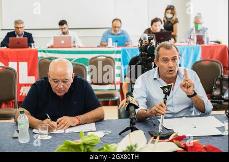 Lamezia Terme, Calabria, Italia. 20 Settembre 2021. Luigi De Magistris (R) ha visto rispondere alle domande e Mario Oliverio (L) mentre scriveva durante il dibattito.candidati per la posizione di governatore regionale, Amalia Bruni (PD; Partito democratico), Roberto Occhiuto (Fi, forza Italia), Mario Oliverio (candidato indipendente), Luigi De Magistris (candidato indipendente) ha incontrato i segretari generali delle maggiori unioni italiane, Angelo Sposto (Cgil), Tonino Russo (Cisl) e Santo Biondo (Uil), per discutere i loro approcci e le loro soluzioni ai principali temi della regionÃ. (Credit Image: © Valeria Ferraro/SOPA IMA Foto Stock