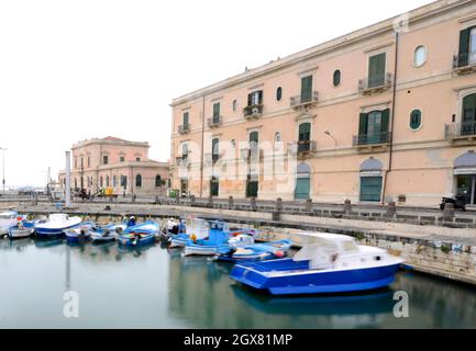 Splendidi edifici lungo il litorale dell'isola di Ortigia a Siracusa, Sicilia, Italia. Foto Stock