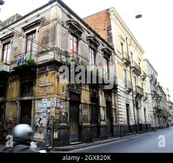 Bellissimi edifici antichi lungo Via Antonino di S. Giuliano a Catania. Foto Stock