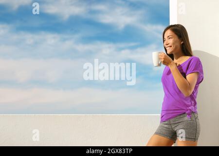 Donna che beve tè caldo caffè bevanda tazza ragazza asiatica felice gustando sana prima colazione bevanda per uno stile di vita attivo in forma. Sorridente ragazza asiatica Foto Stock