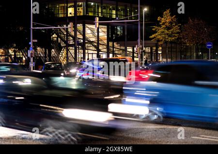 Hannover, Germania. 05 ottobre 2021. Numerose auto passano attraverso la Aegidientorplatz nel centro della città nell'ora di punta della mattina presto (scatto della velocità dell'otturatore lungo). Martedì (05.10.2021), l'autorità federale del trasporto di motori (KBA) pubblica i dati mensili di registrazione per settembre 2021. Credit: Hauke-Christian Dittrich/dpa/Alamy Live News Foto Stock