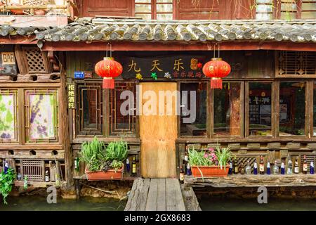 Yunnan, Cina - 22 Marzo 2016: Vecchia bottega di legno trasformata in pub nella città antica di Lijiang. Foto Stock