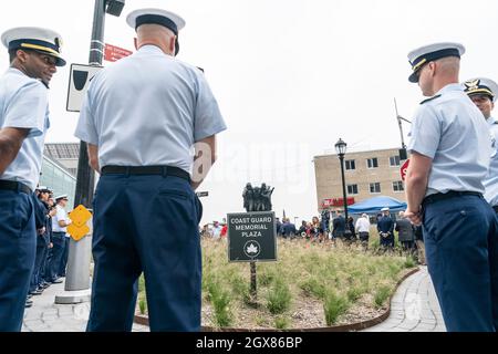 New York, Stati Uniti. 4 ottobre 2021. Atmosfera durante la cerimonia per la ridedicazione del monumento ai membri della Guardia Costiera caduti durante la seconda Guerra Mondiale a Battery Park. Come parte dei miglioramenti al monumento Battery Park è stato installato in una piazza recentemente creata con erbe autoctone e situato vicino al centro di reclutamento USCG. Alla cerimonia hanno partecipato sia i membri attuali ed ex membri dell'USCG che i funzionari eletti. (Foto di Lev Radin/Pacific Press) Credit: Pacific Press Media Production Corp./Alamy Live News Foto Stock