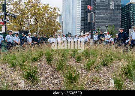 New York, Stati Uniti. 4 ottobre 2021. Atmosfera durante la cerimonia per la ridedicazione del monumento ai membri della Guardia Costiera caduti durante la seconda Guerra Mondiale a Battery Park. Come parte dei miglioramenti al monumento Battery Park è stato installato in una piazza recentemente creata con erbe autoctone e situato vicino al centro di reclutamento USCG. Alla cerimonia hanno partecipato sia i membri attuali ed ex membri dell'USCG che i funzionari eletti. (Foto di Lev Radin/Pacific Press) Credit: Pacific Press Media Production Corp./Alamy Live News Foto Stock