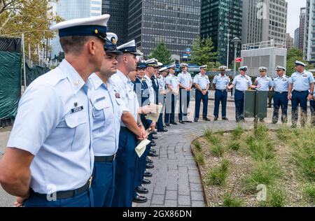 New York, Stati Uniti. 4 ottobre 2021. Atmosfera durante la cerimonia per la ridedicazione del monumento ai membri della Guardia Costiera caduti durante la seconda Guerra Mondiale a Battery Park. Come parte dei miglioramenti al monumento Battery Park è stato installato in una piazza recentemente creata con erbe autoctone e situato vicino al centro di reclutamento USCG. Alla cerimonia hanno partecipato sia i membri attuali ed ex membri dell'USCG che i funzionari eletti. (Foto di Lev Radin/Pacific Press) Credit: Pacific Press Media Production Corp./Alamy Live News Foto Stock