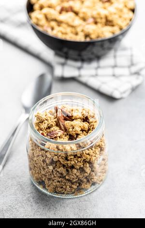 Cereali dolci alla granola in vaso. Foto Stock