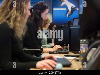 Foto di archivio non datata degli impiegati alle loro scrivanie a Londra. Un lavoratore su 20 (5%) sta sperando di cambiare lavoro prima di Natale, un sondaggio ha trovato. Secondo la ricerca, circa un quarto (26%) delle persone è attivamente alla ricerca di un lavoro. Un'indagine condotta su 2,000 lavoratori nel Regno Unito è stata effettuata per il sito web Totaljobs, che ha analizzato oltre quattro milioni di cambiamenti di posti di lavoro a partire dal 2015. Data di emissione: Martedì 5 ottobre 2021. Foto Stock