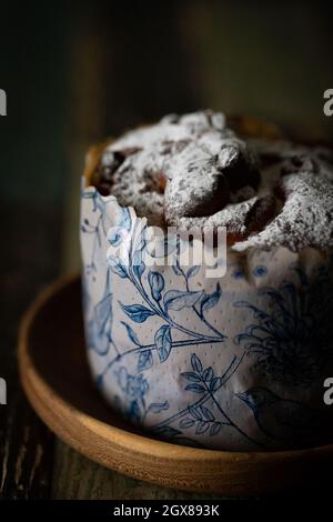 Craffin su un tavolo in una ciotola di legno su uno sfondo scuro Foto Stock