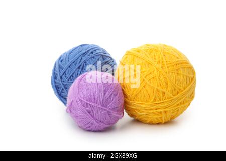 Palle di filato multicolore, isolate su sfondo bianco. Foto Stock