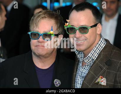 Sir Elton John e David Furnish partecipano alla prima del film britannico 'Gnomeo and Juliet' all'Odeion, Leicester Square, Londra Foto Stock