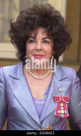 Dame Elizabeth Taylor lascia Buckingham Palace dopo aver ricevuto l'onore di Dame Commander dell'Ordine dell'Impero britannico dalla Regina Elisabetta II della Gran Bretagna in una cerimonia tenutasi a Buckingham Palace, Londra, martedì 16 maggio 2000. Foto Stock