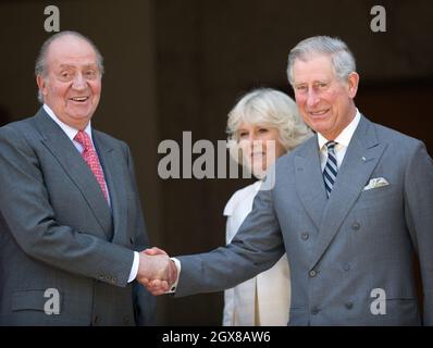 Re Juan Carlos di Spagna saluta il Principe Carlo, Principe di Galles e Camilla, duchessa di Cornovaglia al Palazzo Zarzuela di Madrid il 31 marzo 2011. Foto Stock