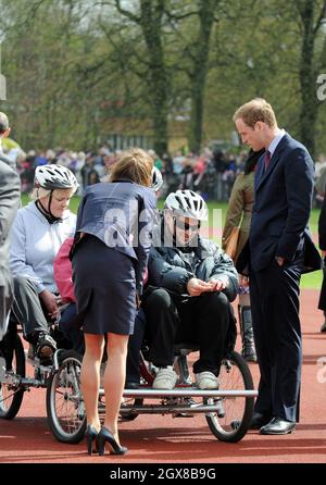 Il principe William e Kate Middleton partecipano alle attività ciclistiche per disabili quando visita il Witton Country Park a Darwen, nel Lancashire. Foto Stock