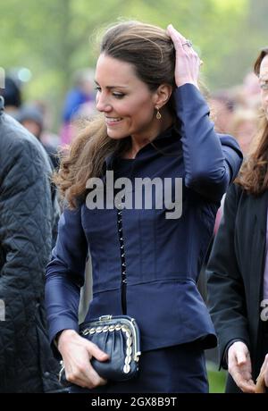 Kate Middleton incontra wishers quando visita Witton Country Park a Darwen, Lancashire. Foto Stock