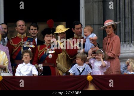 (l-r) Principe Filippo Duca di Edimburgo, Lord Nicholas Windsor, Principe Edoardo, Regina Elisabetta II, Principessa Anna, Principe Carlo Principe di Galles che tiene il Principe Harry, Diana, Principessa di Galles, di fronte al suo Principe Guglielmo, sul balcone di Buckingham Palace alla cerimonia di Trooping the Color Foto Stock