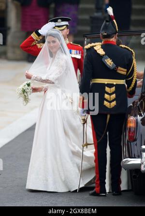 Catherine Middleton arriva all'Abbazia di Westminster per sposare il Principe William il 29 aprile 2011. Foto Stock