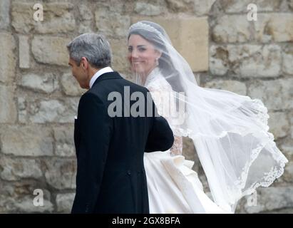 Catherine Middleton arriva all'Abbazia di Westminster con suo padre Michael Middleton per sposare il Principe William il 29 aprile 2011. Foto Stock