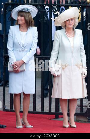 Carole Middleton, la madre della sposa, e Camilla, duchessa di Cornovaglia, partono dopo il matrimonio del Principe William e Catherine Middleton all'Abbazia di Westminster il 29 aprile 2011. Foto Stock