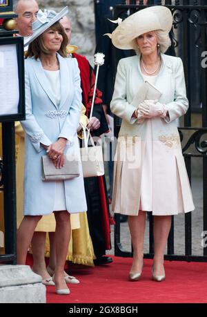 Carole Middleton, la madre della sposa, e Camilla, duchessa di Cornovaglia, partono dopo il matrimonio del Principe William e Catherine Middleton all'Abbazia di Westminster il 29 aprile 2011. Foto Stock