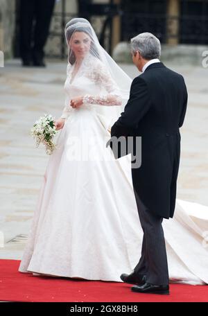 Catherine Middleton arriva all'Abbazia di Westminster con suo padre Michael Middleton per sposare il Principe William il 29 aprile 2011. Foto Stock